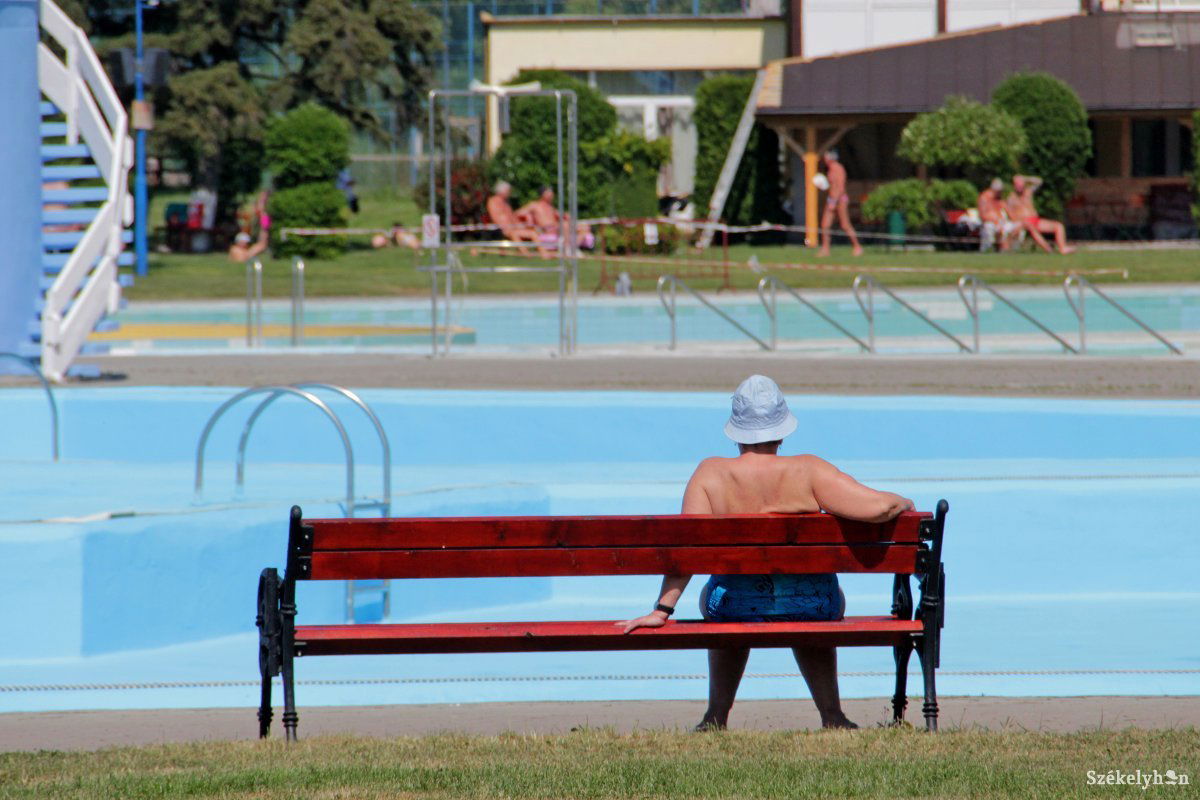 Csak a padon. Kevesen vannak a strandokon, és szinte senki a vízben •  Fotó: Haáz Vince