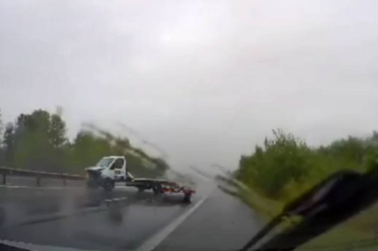 Pont mögötte haladt és felvette, ahogy a sztrádán keresztbe-kasul csúszik az autó – videó