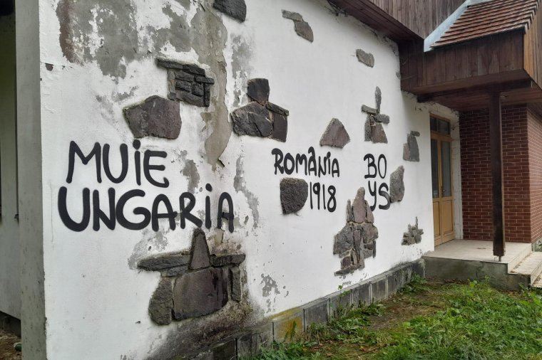Magyarellenes falfirkákkal is üzenhettek a kolozsvári U focicsapat szurkolói