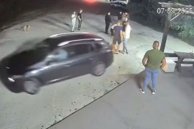 Nyilvánosságra hozták azt a megrázó felvételt, amikor egy klub előtt több fiatalt elgázolnak