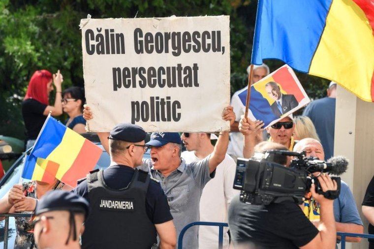 Trikolórokkal és virágokkal támogatták Călin Georgescut, amikor a törvényszék elutasította a fellebbezését