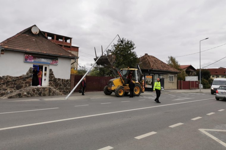 Kidőlt villanyoszlop nehezíti a forgalmat a Hargita utcában