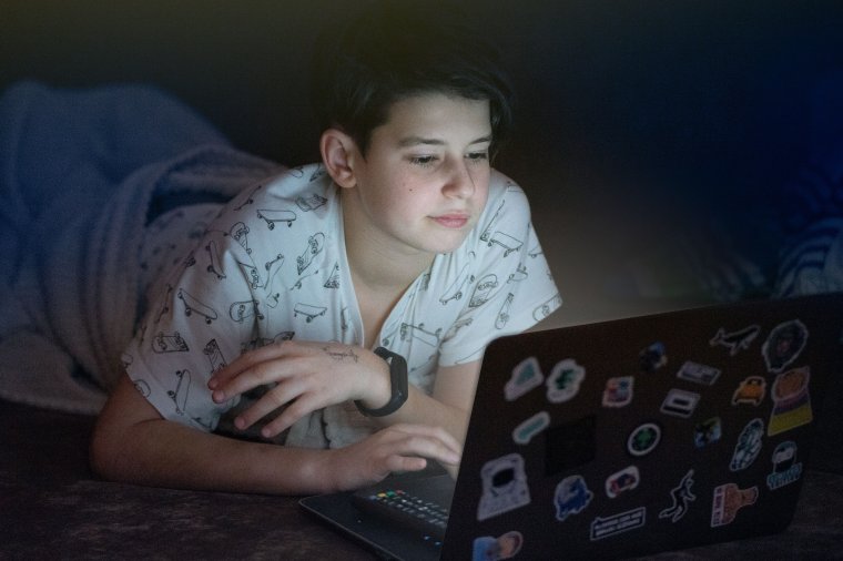 A szenátus elfogadta az online nagykorúságról szóló törvénytervezetet