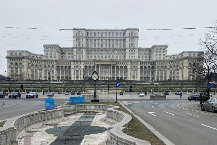Hat késsel akart bemenni a román parlamentbe az AUR meghívottja