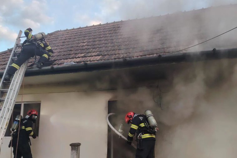 Lángokba borult egy ház Nyárádkarácsonban