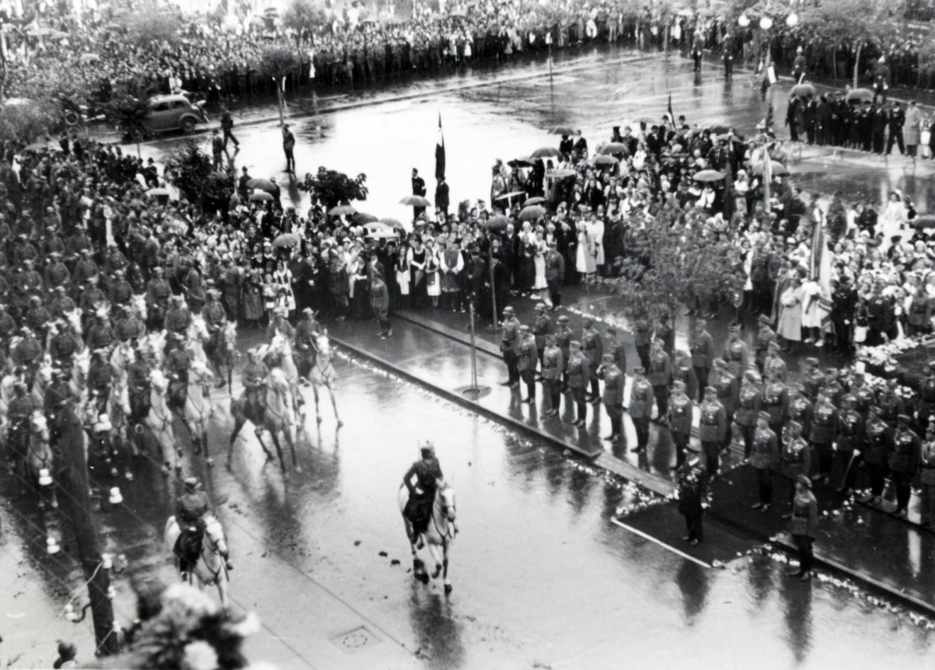 A marosvásárhelyi Rózsák tere (akkor Széchenyi tér) a kormányzópár fogadásakor (1940. szept. 16.)