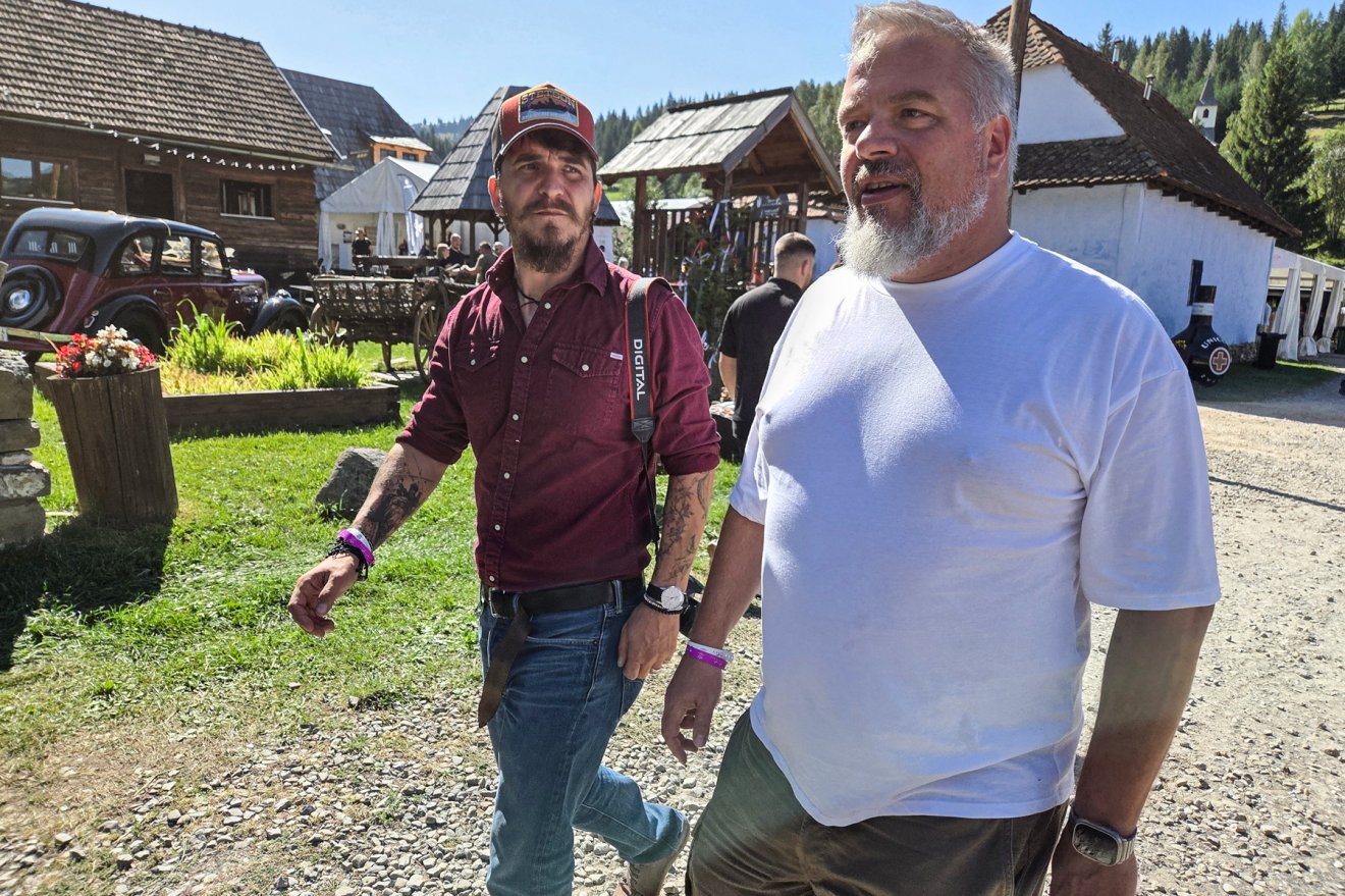A Rádió GaGa műsorvezetői, B. Szabó Zsolt (balra) és Kiss Bence itt már érezték, hogy egy tartalmas, ízekben gazdag nap vár rájuk a Gyimesekben •  Fotó: Rádió GaGa