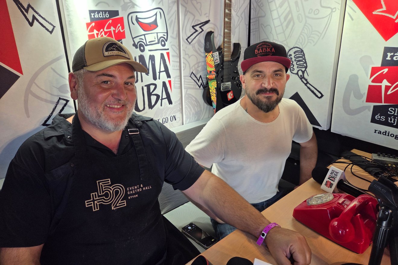 A guruló stúdiót meglátogatta a BBQ és grillszakértő Stoller Márton (balra), valamint Nemesvölgyi Attila vendéglátós •  Fotó: Rádió GaGa