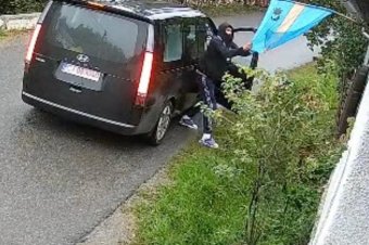 Székely zászlókat szagattak az U-fociultrák Etéd községben