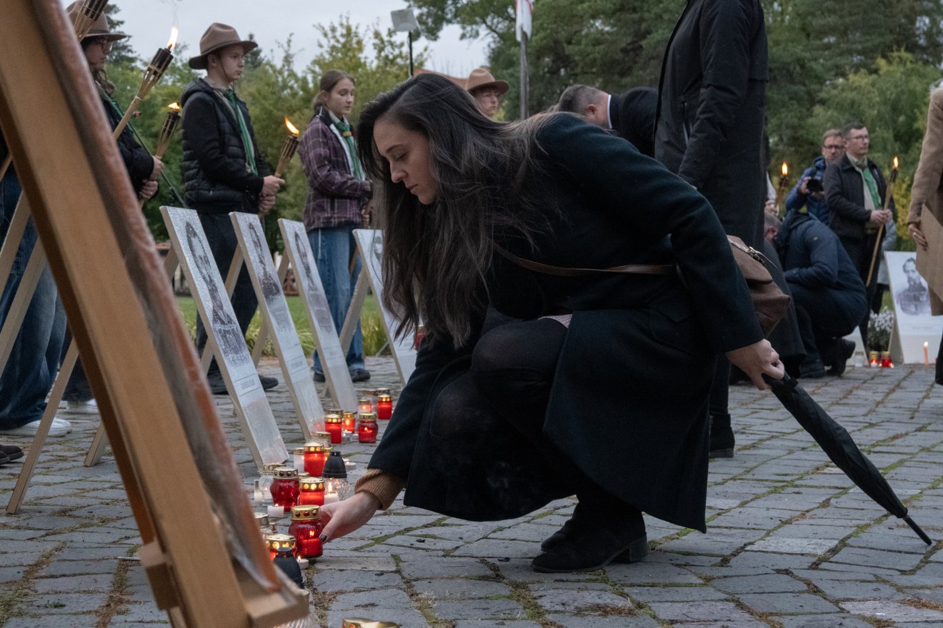 Fáklyákkal, mécsesekkel emlékeztek az aradi vértanúkra Csíkszeredában