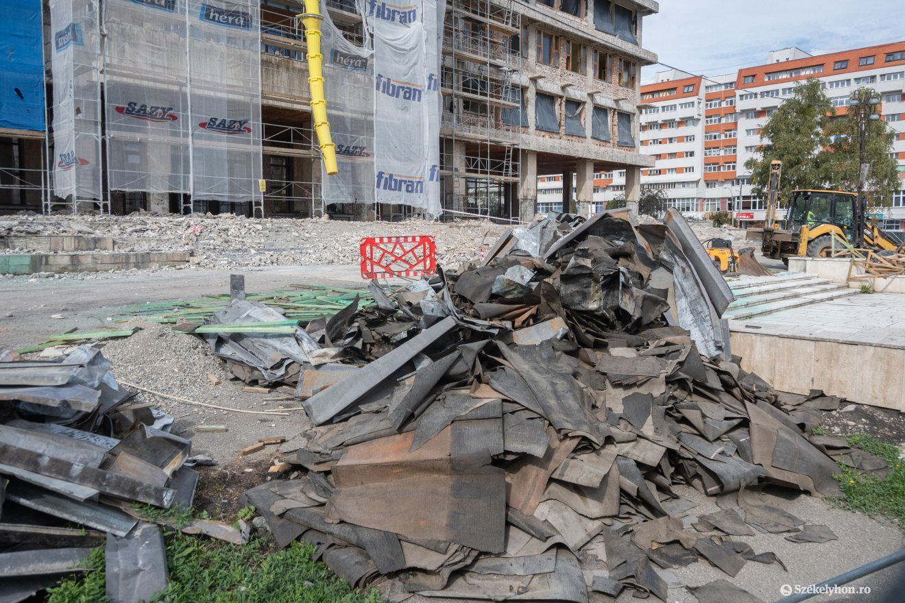 A megyeháza energetikai felújítását jövő év augusztusában be kell fejezni.  Nehéz helyzetben •  Fotó: Borbély Fanni