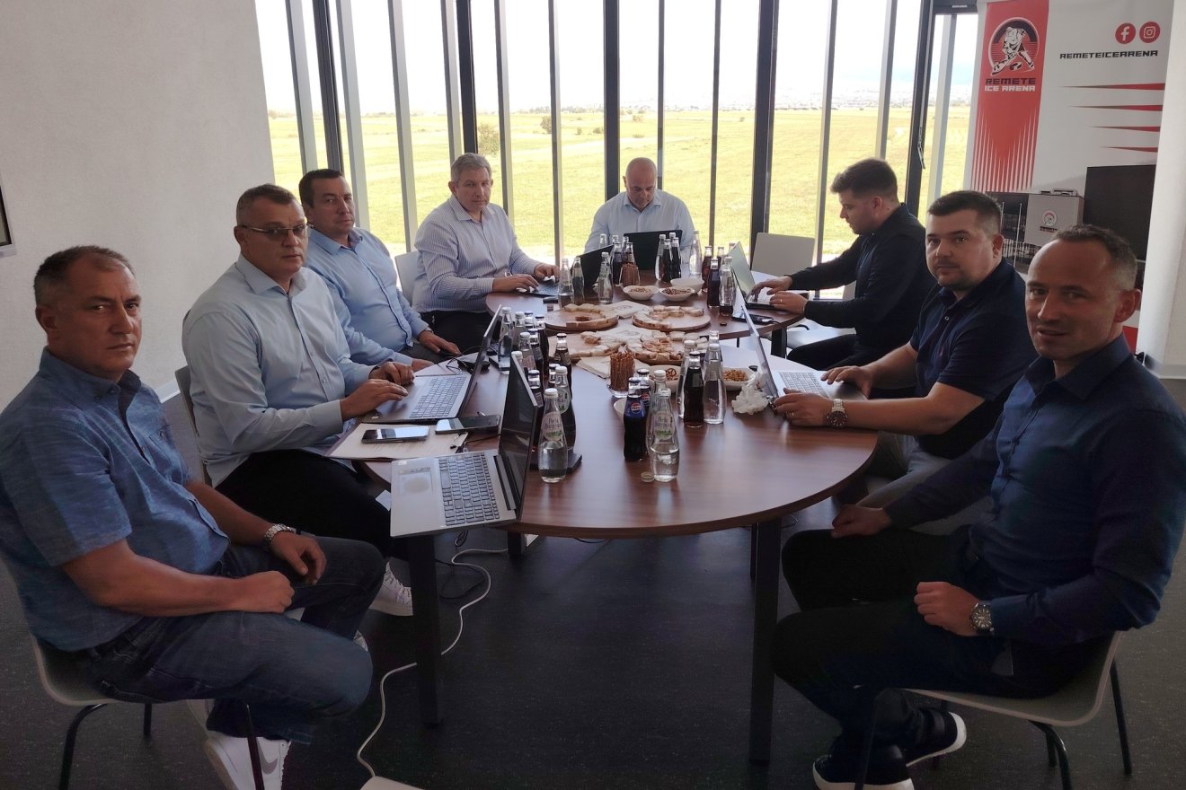 Gyergyóremetén ülésezett a Román Jégkorong Szövetség vezetőtestülete •  Fotó: Román Jégkorong-szövetség (FRHG)