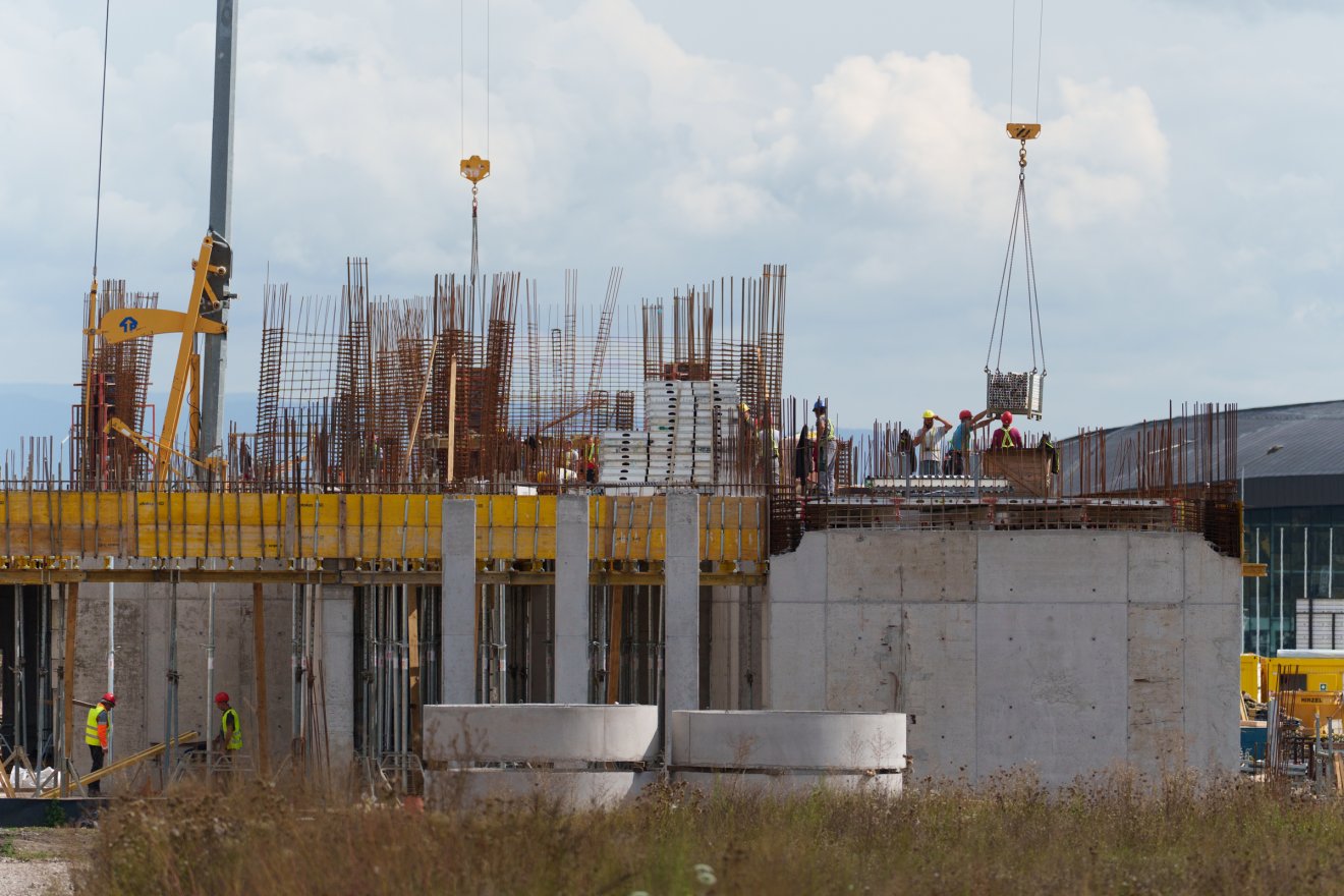 A kivitelezők most három épületen dolgoznak: a központi épületen, a kollégiumon, és az étkezdén •  Fotó: Tuchiluș Alex