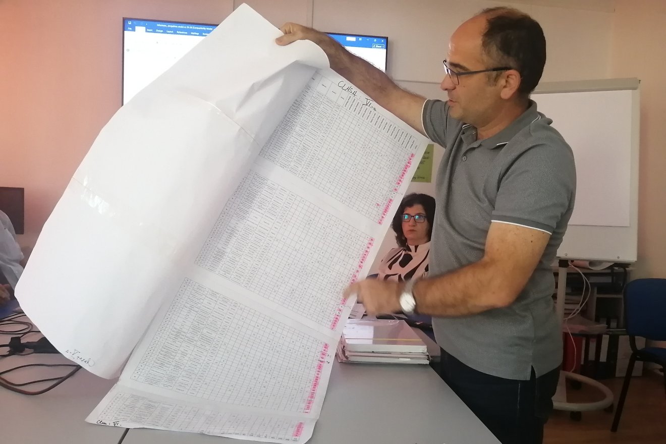 Számtalan kiadó és megannyi szerző tankönyvét kellett megrendelni az osztályoknak, több lepedőnyi a nyilvántartás, mutatja Karda Ádám tanfelügyelő •  Fotó: Bodor Tünde