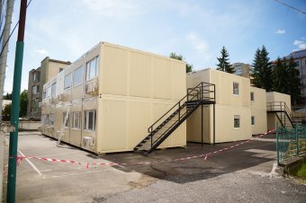 Épülnek a moduláris tantermek, visszatérnek az iskola területére a sepsiszentgyörgyi román diákok