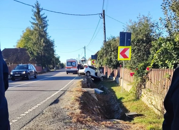 Ittas tanulóvezető ütközött egy villanyoszlopnak