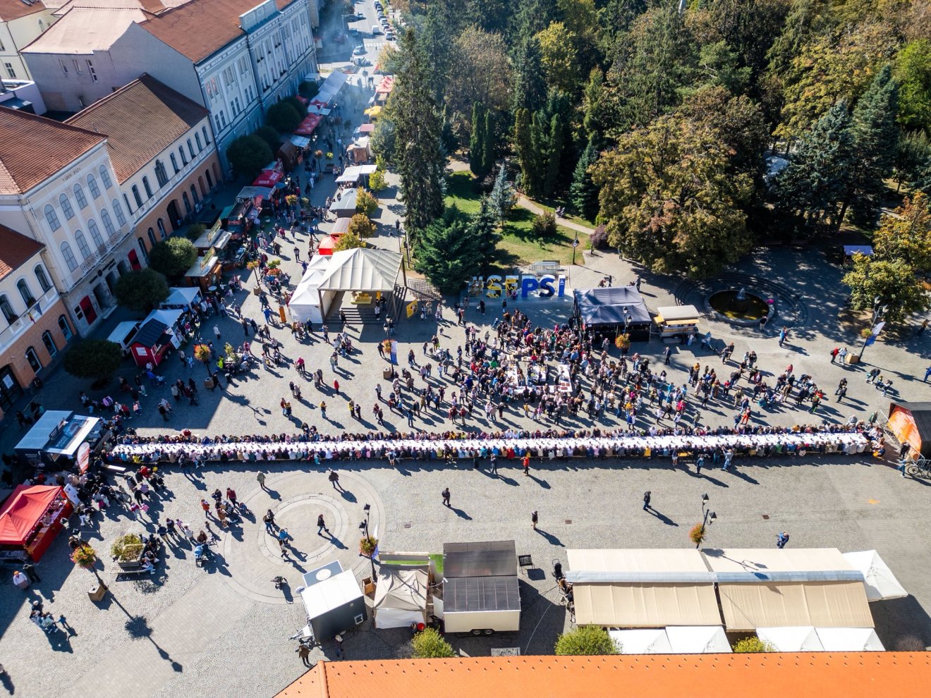 Háromszék megdöntötte a magyar rekordot: 58,7 négyzetméter alapterületű asztalnál 309-en reggeliztek egyszerre •  Fotó: Kiss Zsombor