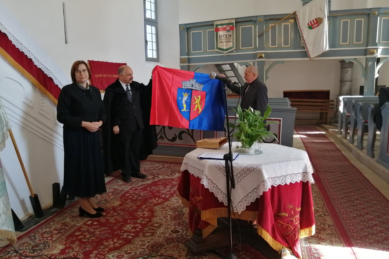 A község zászlaját a református egyháznak ajándékozta az önkormányzat •  Fotó: Bodor Tünde