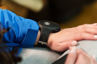A gondosóra biztonságot ad: Székelyföldön is terjed a segélyhívó szolgáltatás