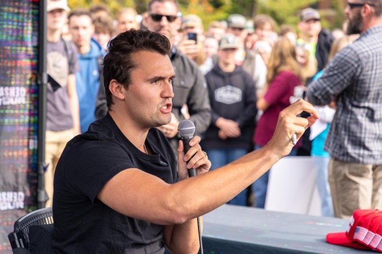 Megvan az amerikai véleményvezér életét kioltó fegyver, a merénylő ellen hajtóvadászat folyik