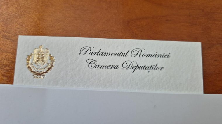 Aranyfóliával készülnek a parlamenti névjegykártyák, így nem véletlen, hogy csillagászati összegbe kerülnek