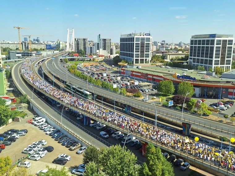 Pedagógusok ezrei tüntetnek Bukarestben a kormány megszorító intézkedései ellen