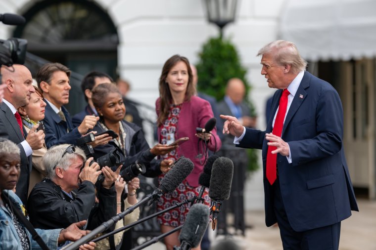 „Óriási a gyűlölet”: Trump szerint csak az ő jelenlétében képzelhető el Putyin és Zelenszkij találkozója