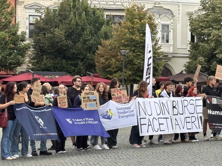 Elkeseredett tanárok tüntettek Kolozsváron: „Tanítás helyett utcára kell vonulnunk, hogy megmutassuk: a dolgok nincsenek rendben”