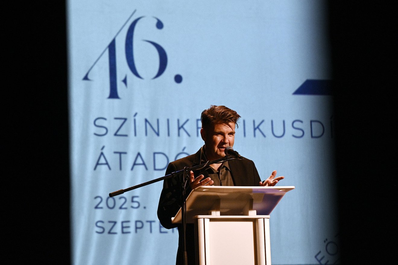 művész
