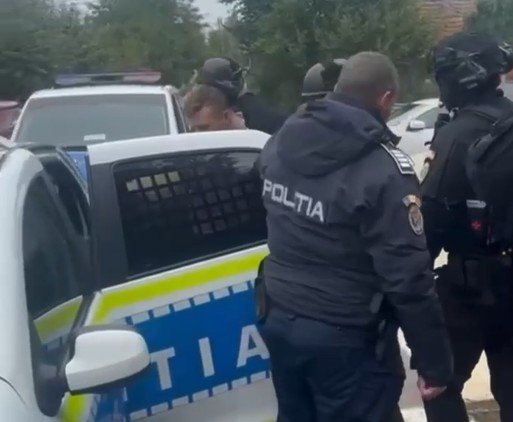 Pisztollyal és teleszkópos bottal fenyegetőzött egy Kolozs megyei férfi, lecsaptak rá a rendőrök