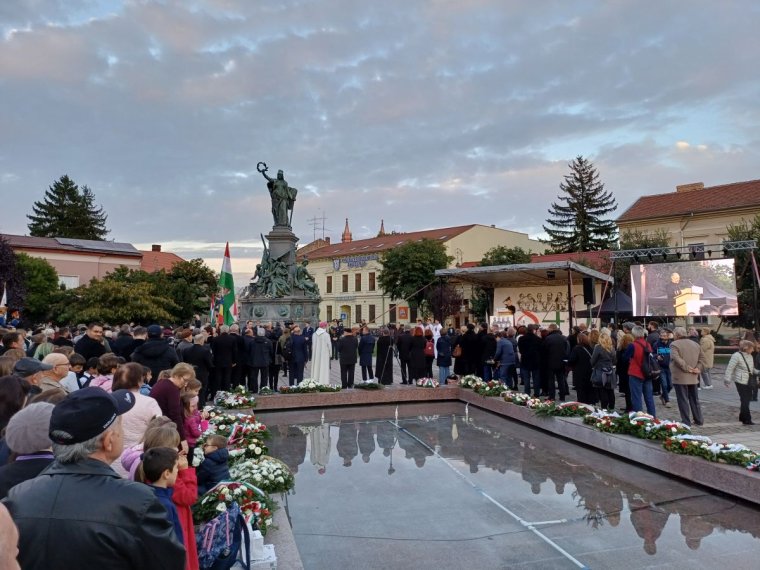 A megcsonkított Szabadság-szobornál emlékeztek az aradi 13 vértanúra