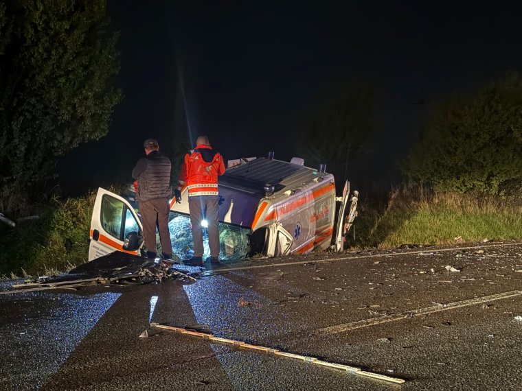 Halálos baleset az E60-ason: mentővel karambolozott egy személyautó Bánffyhunyad határában