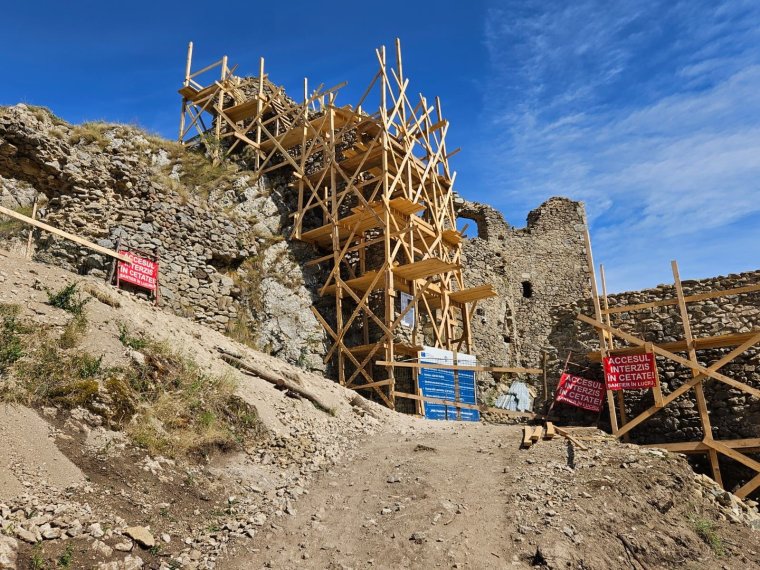 Turistaáradat várható a felújítás alatt álló Toroczkay-várnál, de hová parkolnak az autók?