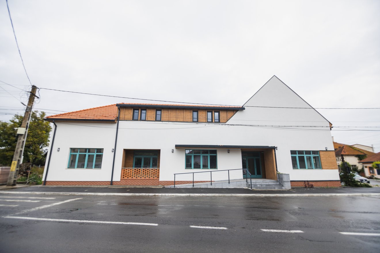 Még van némi munka, de már most látványosan néz ki a felújított homoródszentmártoni községháza