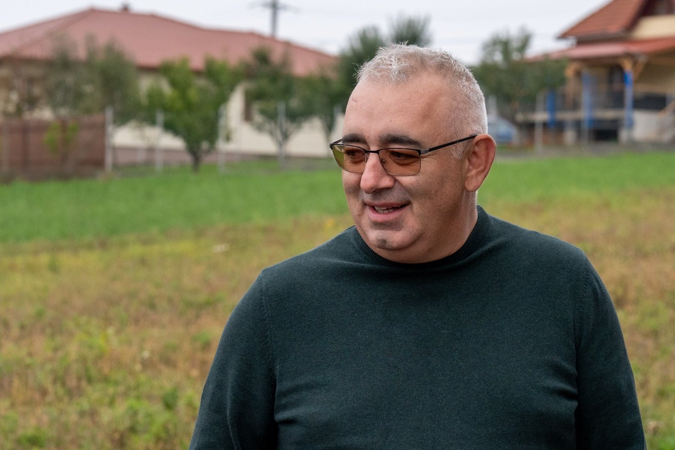 Lőrincz Csaba, akinél szombaton járt a medve, tyúkjai bánták •  Fotó: Haáz Vince