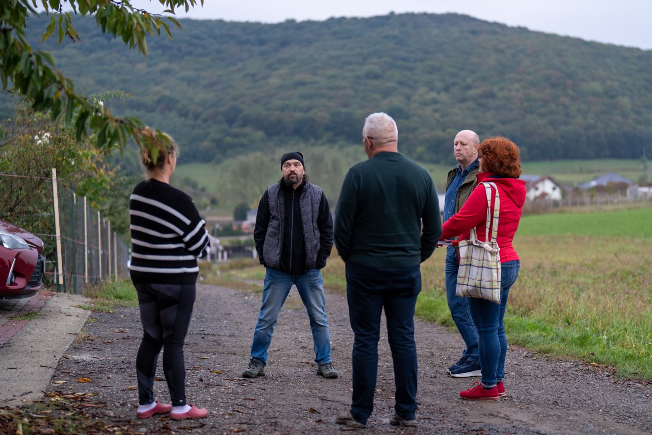 A Csillag utcában is rendszeres látogató az anyamedve és két bocsa •  Fotó: Haáz Vince