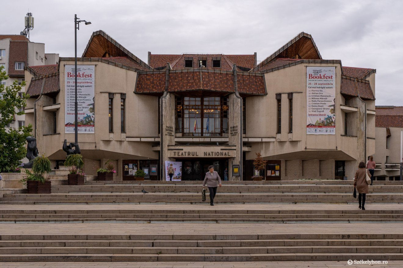 Ötvenkét éves, külső-belső felújításra szorul a Marosvásárhelyi Nemzeti Színház épülete •  Fotó: Haáz Vince