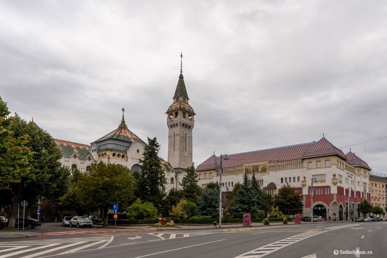 A volt városháza és a Kultúrpalota •  Fotó: Haáz Vince