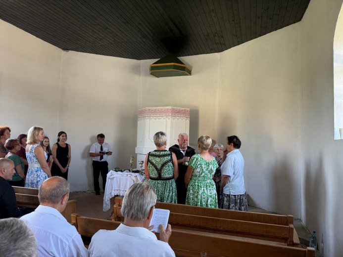 Mélyszórvány: Asszonynépe, ahol évente egyszer népesül be a templom
