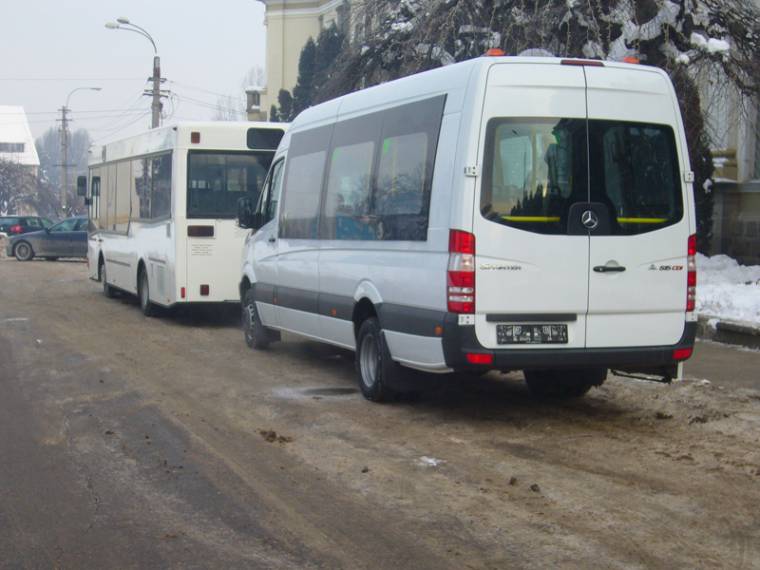 Őrizetbe vették a buszvezetőt, aki felelőssé tehető a járműből kizuhant kislány haláláért