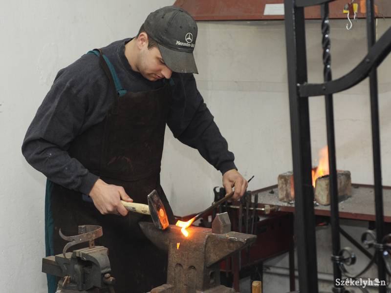 &bullet;  Fotó: Kristo Robert                       