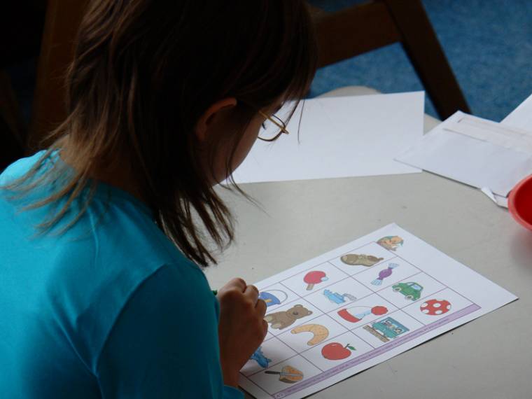 Kékbe borulnak az épületek pénteken