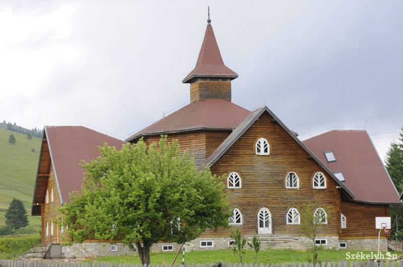 A gyimesfelsőloki Árpád-házi Szent Erzsébet Római Katolikus Gimnázium. Archív •  Fotó: Kristo Robert                       