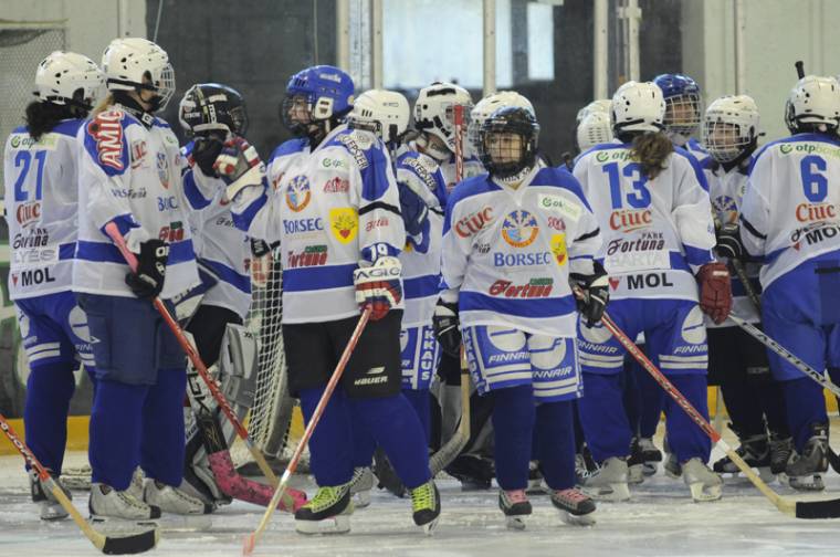 Nemzetközi női hokitorna kölcsönjátékosokkal