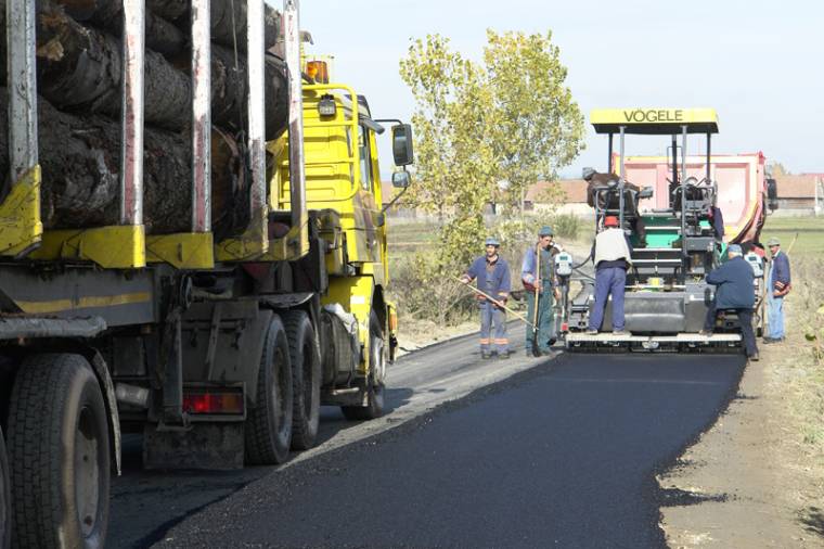 Folytatják a javításokat a községi és megyei utakon