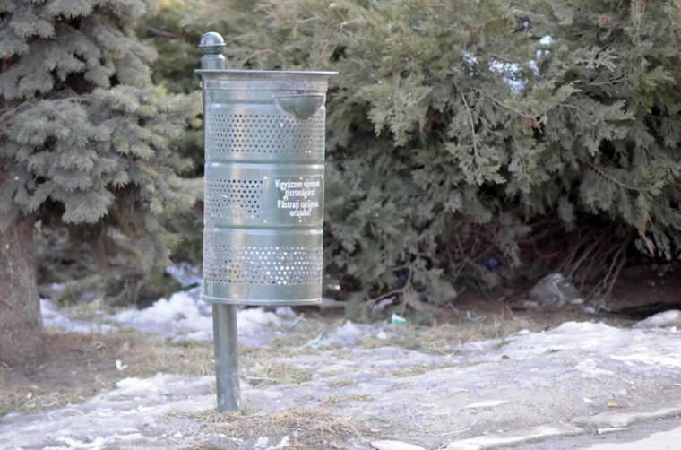 Nő az utcai szemetesek száma Csíkszeredában