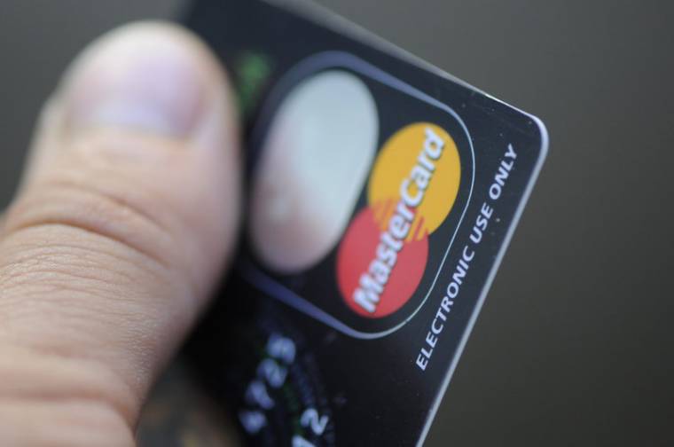 Moszkva bagatellizálni igyekszik, hogy felfüggeszti oroszországi tevékenységét a Visa és a Mastercard