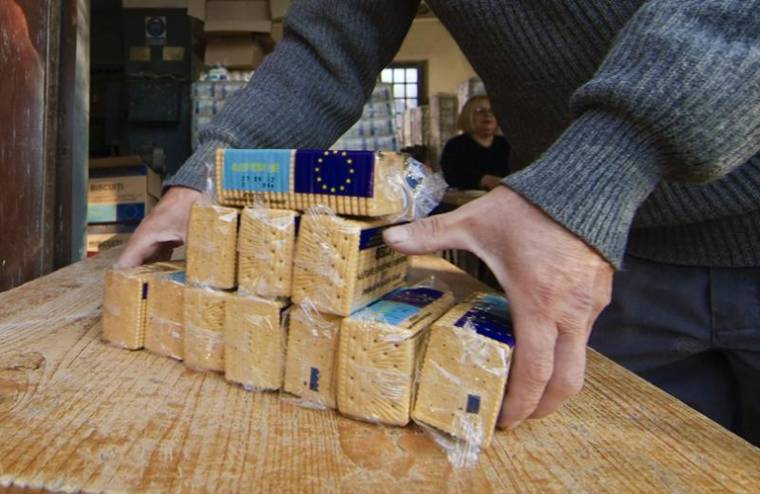 A volt kórház épületében osztják ki az élelmiszercsomagokat