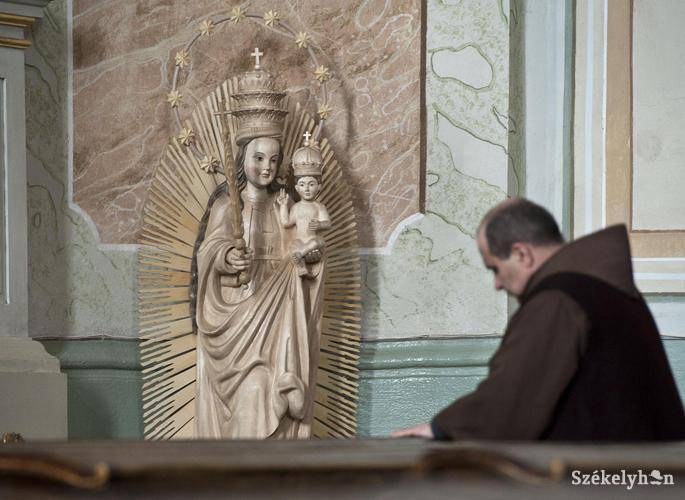 Ferences a csíksomlyói kegytemplomban. Alapítójukra emlékeznek. Képünk illusztráció 