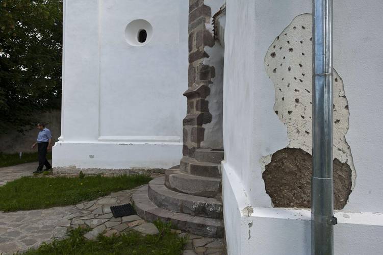 Ismét javítanak a csíkmenasági templomon